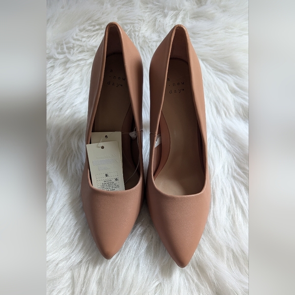 Shoes - Beautiful 9.5 Dusty Rose, pointed toe heels.